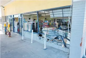  ?? Photo / Jed Bradley ?? Staff clean up Mobil Oratia after the store was ram raided yesterday.