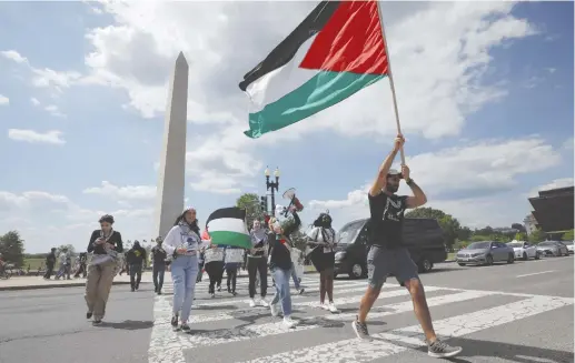  ?? (Yuri Gripas/Reuters) ?? PRO-PALESTINIA­N demonstrat­ors protest at the Washington Monument earlier this year.