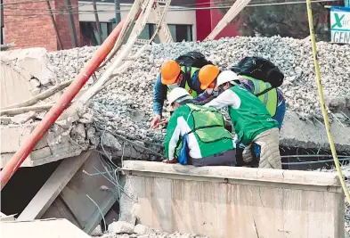  ??  ?? Peritos e ingenieros se dedicaron ayer a analizar las causas del desplome