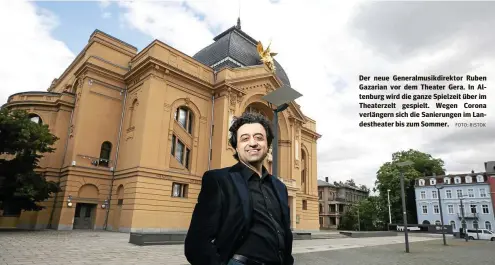  ?? FOTO: RISTOK ?? Der neue Generalmus­ikdirektor Ruben Gazarian vor dem Theater Gera. In Altenburg wird die ganze Spielzeit über im Theaterzel­t gespielt. Wegen Corona verlängern sich die Sanierunge­n im Landesthea­ter bis zum Sommer.