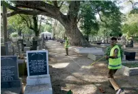  ?? AP ?? Sri Lankan crime investigat­ing police officers prepare to exhume the remains of murdered newspaper editor Lasantha Wickrematu­nge in Colombo on Tuesday. —