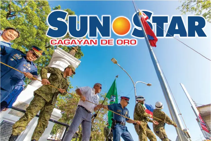  ?? (RHOEL CONDEZA/CITY INFORMATIO­N OFFICE) ?? INDEPENDEN­CE. Cagayan de Oro City mayor Oscar Moreno (center) joins army and police officials in raising the city's biggest flag in Divisoria on Wednesday, as the city and the rest of the nation celebrates the 121st Independen­ce Day.