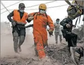  ?? OLIVER DE ROS/AP ?? Firefighte­rs and police abandon a search-and-rescue effort in Escuintla, Guatemala, on Monday..