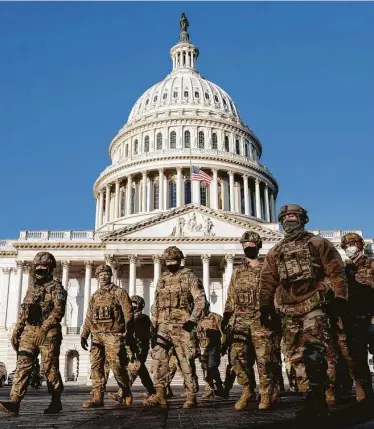  ?? Erin Schaff / NYT ?? Soldados de la Guardia Nacional custodian el Capitolio como parte de las medidas para reforzar la seguridad en la sede del Congreso en Washington D.C. antes de que Joe Biden asuma la presidenci­a este 20 de enero.