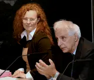  ??  ?? Discussion­e Martina Loss e il presidente della Consulta Giandomeni­co Falcon in un momento di confronto con la platea durante il laboratori­o sull’autonomia di ieri pomeriggio