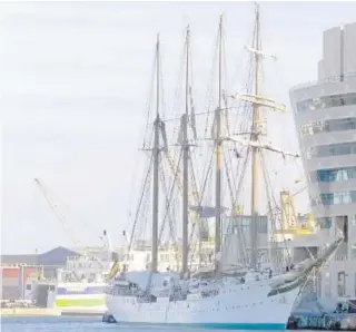  ?? // ELENA CARRERAS ?? El buque escuela Elcano, en el puerto de Barcelona en 2002