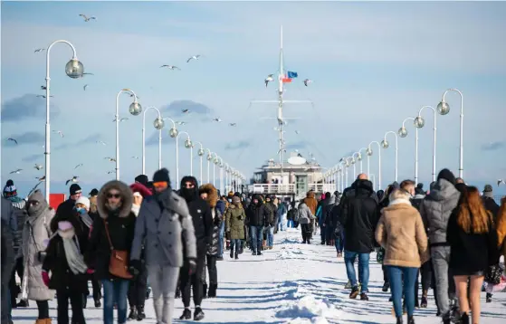  ?? FOTO: MATEUSZ SLODKOWSKI/LEHTIKUVA-AFP ?? När samhällsre­striktione­rna tillfällig­t lättade i Polen den 12 februari blev det liv och rörelse längs Sopots stränder.