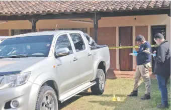  ??  ?? Una de las camionetas acribillad­as por los sicarios en Caazapá.