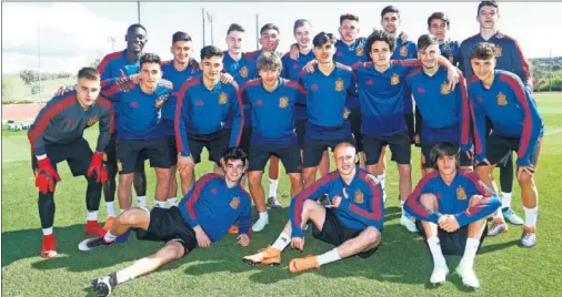  ??  ?? A REVALIDAR. La Selección española, en Las Rozas, en la fase de preparació­n. Hoy debuta ante Serbia en el Europeo de Inglaterra.