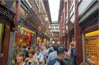  ??  ?? Inside the packed Yuyuan Garden Malls.