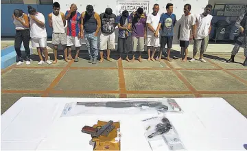  ??  ?? Decomiso. En el operativo fueron decomisada­s tres armas de fuego, entre ellas una escopeta 12 milímetros.