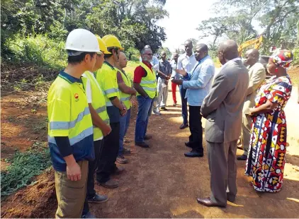  ?? JOAQUIM JÚNIOR|NEGAGE ?? Governador provincial Paulo Pombolo visitou o local tendo recebido informaçõe­s dos técnicos encarregad­os da construção da estrada