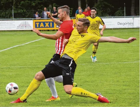  ?? Foto: Karin Tautz ?? Zwei waschechte Gersthofer im Zweikampf: Florian Gai vom TSV Gersthofen (rechts) versucht hier, Marco Lettrari, der inzwischen für den TSV Meitingen spielt, zu stop pen.