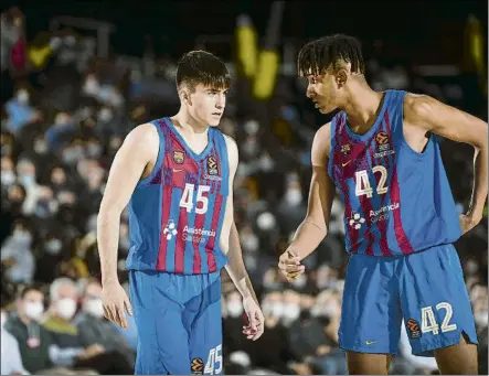  ?? FOTO: FC BARCELONA ?? Rafa Villar y Michael Caicedo, en el partido de Euroliga contra el Zalgiris, ante el que debutó el base, desde infantiles en el Barça