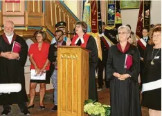  ??  ?? Pfarrerin Cornelia Dölfel freute sich über die zahlreiche­n Kirchenbes­ucher beim Ju biläum.