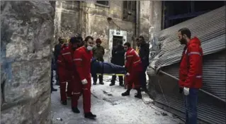  ?? THE ASSOCIATED PRESS ?? Members of the Syrian Arab Red Crescent carry a patient out of a medical facility in the Old City of Aleppo.