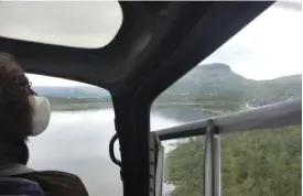  ??  ?? Helikopter­n flyger över Kilpisjärv­i och Saana.