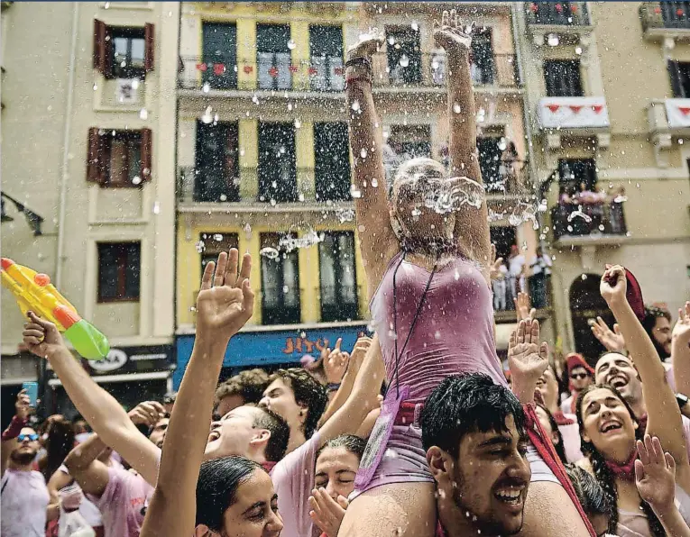  ??  ?? Miles de personas celebraban ayer el chupinazo que abre nueve días de fiesta en Pamplona, una ciudad que lucha para limpiar la imagen de “todo vale”, incluso las violacione­s