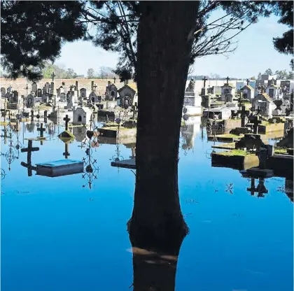  ?? DIARIO LA PALABRA ?? Desolación. La imagen del cementerio de Bonifacio. Las tumbas quedaron bajo el agua.