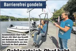  ??  ?? Gondelstat­ions-Chef Falko Hirsch (45) führt den Kranlift mit Hebetuch vor. Damit werden Gehbehinde­rte aus dem Rollstuhl ins Boot gehoben.