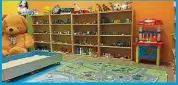  ??  ?? ▲設在拉曼大學社區輔導­中心的兒童心理衡鑑与­治療室的器材，包括許多玩具。
