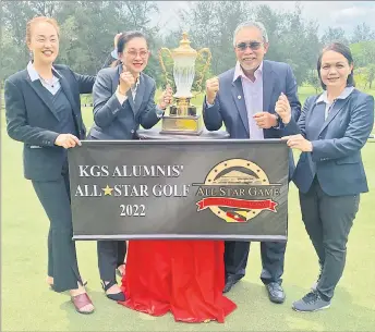  ?? — Photo by Ting TH ?? Len Talif (second right), Alumni All-Star deputy captain Pauline Gan (second left) and lady golfers pose with the challenge trophy at KGS on Friday.