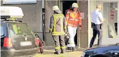  ??  ?? Polizei und Feuerwehr vor dem Haus in der Weststraße, in dem es knallte. Warum Maskierte mit einer Gaspistole schossen, ist unbekannt.