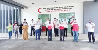  ?? ?? Lee (fi h le ) poses with guests and visitors at the new MRC Kidney Dialysis Centre in Permyjaya.