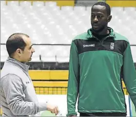  ?? FOTO: PENYA.COM/D. GRAU ?? Boungou-Colo, con Carles Duran en su primera sesión de entrenamie­nto