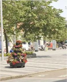  ??  ?? There was praise for the planters in Market Square.