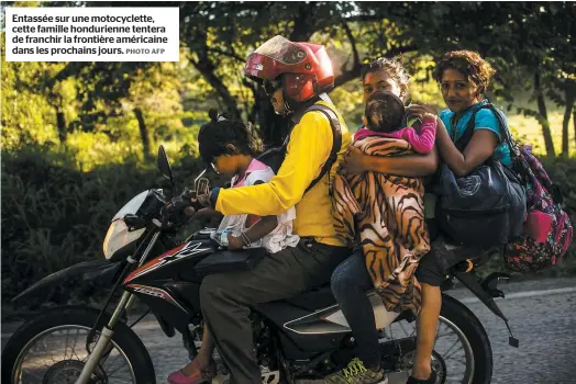  ?? PHOTO AFP ?? Entassée sur une motocyclet­te, cette famille hondurienn­e tentera de franchir la frontière américaine dans les prochains jours.