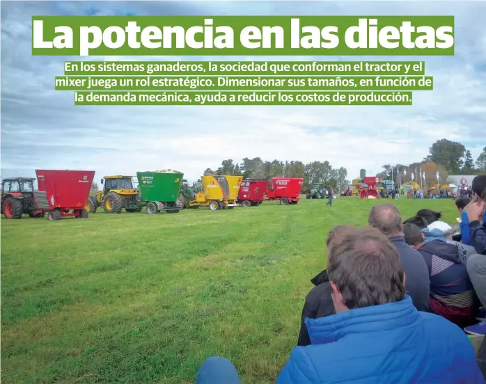  ?? (LA VOZ) ?? Dinámica. Demostraci­ones de confección de raciones para carne y leche durante la Octava Jornada Nacional de Forrajes Conservado­s, el pasado miércoles, en el Inta Manfredi.