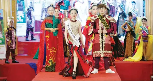  ?? PUGUH SUJIATMIKO/JAWA POS ?? PUNCAK: Para finalis pemilihan Putra-Putri Pariwisata Jatim tampil di panggung grand final kemarin sore.