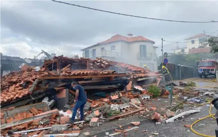  ?? ?? Casa e restaurant­e ficaram reduzidos a escombros depois da explosão.