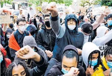  ?? EFE Y SHUTTERSTO­CK ?? Cientos de personas protestan por la muerte de George Floyd frente a la embajada de EEUU en Luxemburgo.