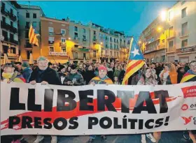  ??  ?? Miles de personas en protesta a favor de los lideres secesionis­tas el pasado miércoles en Barcelona