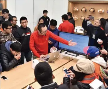  ??  ?? An Apple store opens in Qingdao, east China’s Shandong Province, on January 30, 2016, the first such store in the province