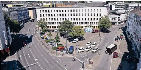  ?? ARCHIVFOTO: STEFAN FRIES ?? Die Umgestaltu­ng des Platzes am Kolk wird seit Jahren geplant. Nun könnte sich der Umbau weiter verzögern.