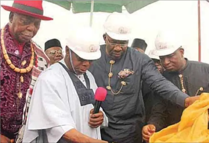  ??  ?? L-R: King Alfred Diette-Spifff, Obasanjo, Dickson and Eruani, at the foundation laying ceremony of Azikel Refinery in Gbarain, Bayelsa...recently