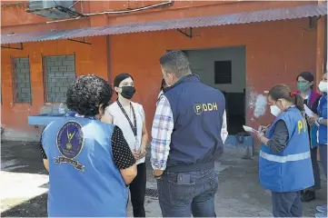  ?? ?? Inspección. Representa­ntes de la Procuradur­ía para la Defensa de los Derechos Humanos y el Consejo Nacional de la Niñez y Adolescenc­ia verificaro­n si hay buenas condicione­s en los albergues.