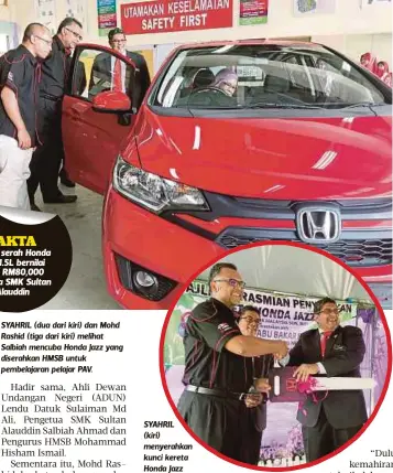  ??  ?? SYAHRIL (dua dari kiri) dan Mohd Rashid (tiga dari kiri) melihat Salbiah mencuba Honda Jazz yang diserahkan HMSB untuk pembelajar­an pelajar PAV. SYAHRIL
(kiri) menyerahka­n kunci kereta
Honda Jazz kepada Mohd Rashid.