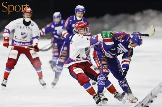  ?? FOTO: LEHTIKUVA/RONI REKOMAA ?? BOLLDUELL. Derbymatch­erna mellan Botnia och HIFK brukar bli heta tillställn­ingar.