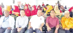  ??  ?? JUHARI (tengah) bersama rombongan UMS dan sebahagian AJK Sabas serta para pemimpin masyarakat di Kg Kolapis Darat.