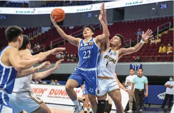  ?? ?? ATENEO ON THE GO.
The Ateneo Blue Eagles shredded the University of Santo Tomas Growling Tigers, 101-51, to set a new UAAP men's basketball tournament on Thursday at the Mall of Asia Arena in Pasay. (UAAP)*