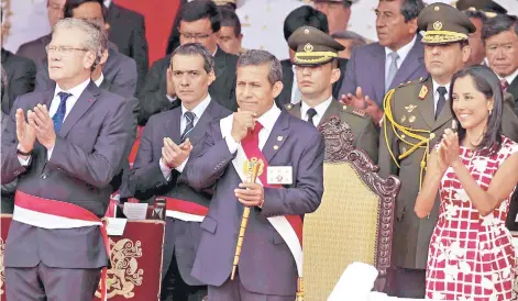  ?? FOTO: EFE ?? Ollanta Humala en un acto por el primer aniversari­o del fallo de La Haya el martes, junto al canciller Gonzalo Gutiérrez y su esposa Nadine Heredia .