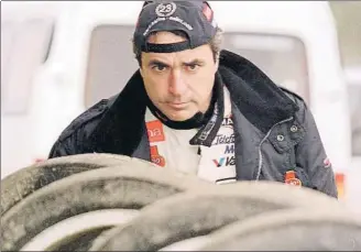  ?? FOTO: PEP MORATA ?? Sainz, detallista como pocos, mirando el estado de unos neumáticos en el Mundial de Rallies
GIMNASIA