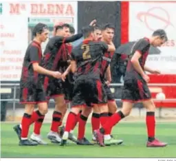  ?? JUAN AYALA ?? Los jugadores del Séneca celebran un gol.