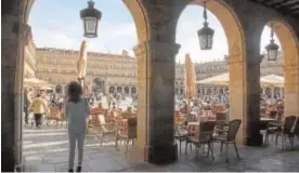  ??  ?? La Plaza Mayor es una de las señas de identidad de Salamanca