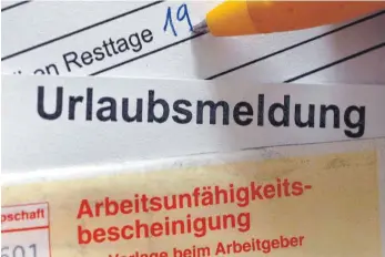  ?? FOTO: BORIS ROESSLER/DPA ?? Was passiert mit dem Urlaub im Krankheits­fall? Epidemiolo­gen rechnen im Frühsommer mit einem hohen Krankensta­nd, wenn die gefährdete­n Gruppen geimpft sind und die übrige Bevölkerun­g mit der Disziplin nachlässt.