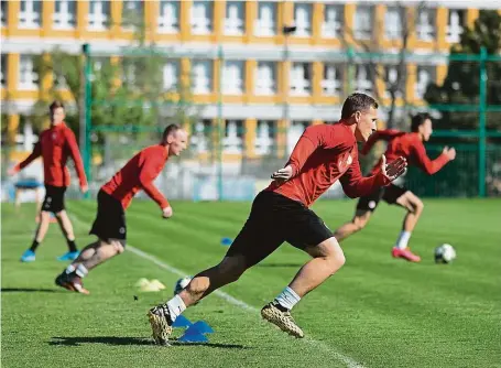  ?? FOTO MAFRA – MICHAL ŠULA ?? Již tři týdny mohou profesioná­lní kluby v Česku trénovat, nejprve po skupinkách a od včerejška už celé týmy